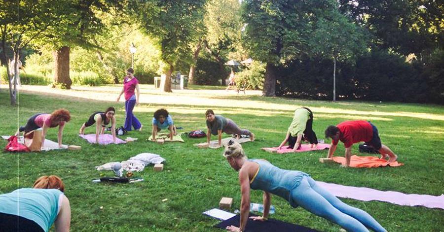 Yoga Baden bei Wien_Benefizklasse Internations Stadtpark 2014